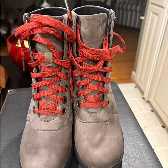 Sorel boots - Picture 4 of 9